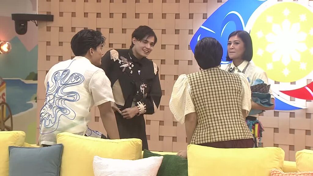 Housemates ng PBB Collab 3.0 na nagkukwentuhan habang ibinabahagi ni Winwyn ang tungkol sa anak niya