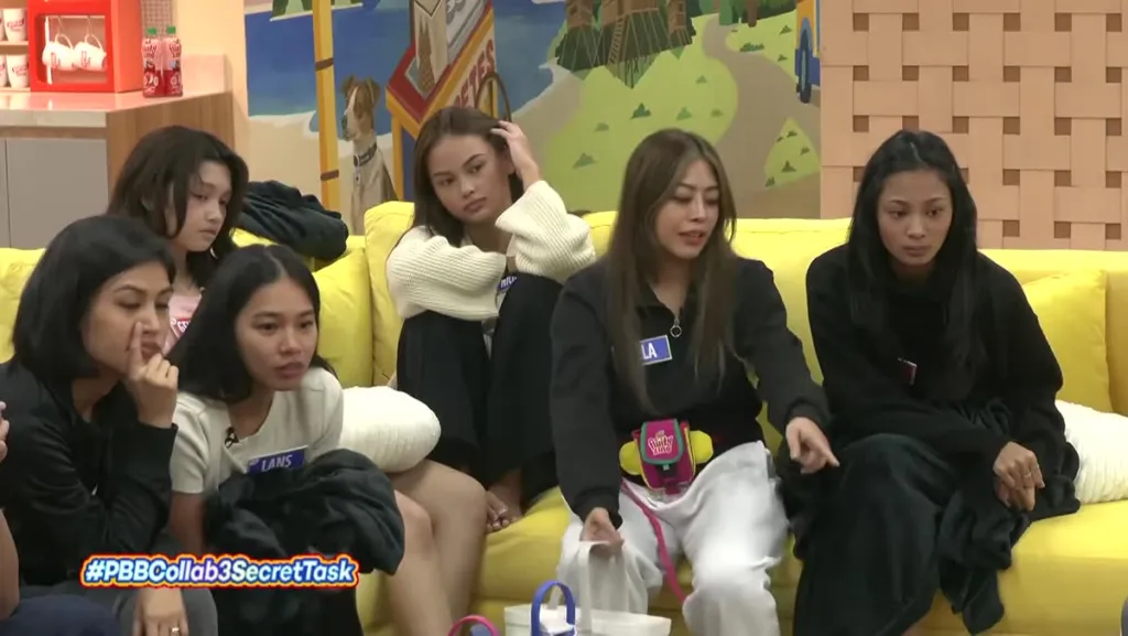 Mga housemate ng PBB Collab 3.0 na nakikinig habang pinaplano ang tower sa weekly task