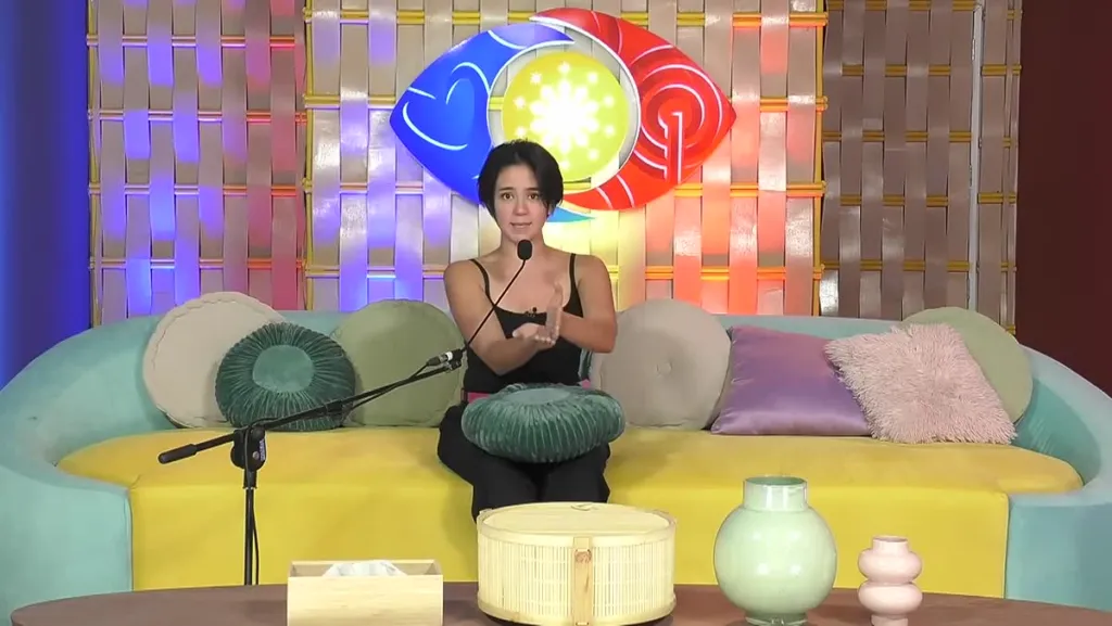 Mikee ng PBB Collab 3.0 sa confession room habang ikinukuwento ang secret task nila ni Robbie