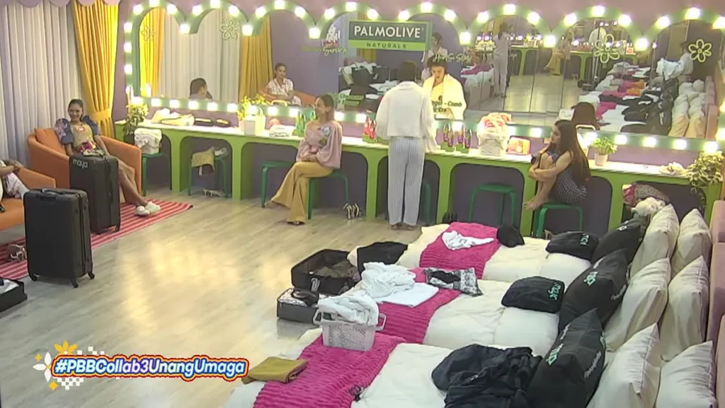 Mga babaeng housemate ng PBB Collab 3.0 na tinuturuan si Nicole ng Bisaya sa bedroom