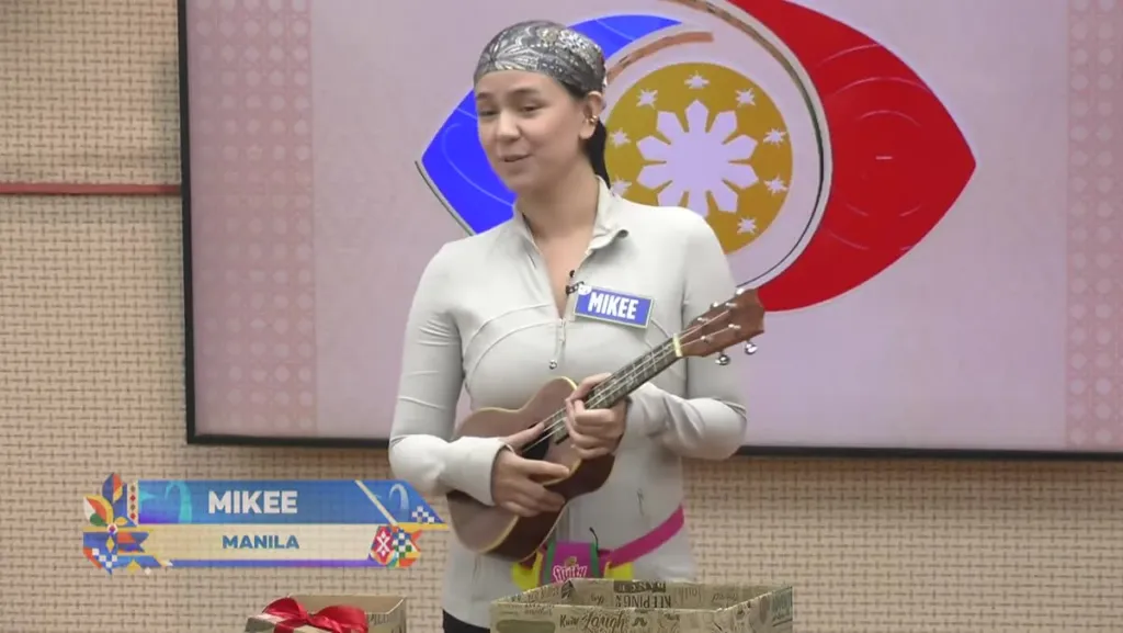 Mikee ng PBB Collab 3.0 na hawak ang ukulele habang nagkukwento sa memory box sharing