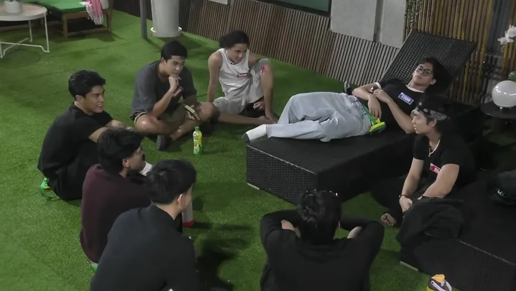 Boys ng PBB Collab 3.0 na nagfi-freestyle rap habang nagbi-beatbox si Jeo sa garden