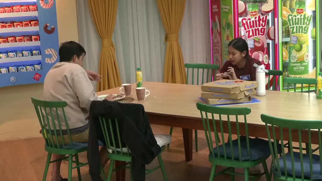 Robbie at Lans ng PBB Collab 3.0 na nag-uusap sa kusina tungkol sa pamilya