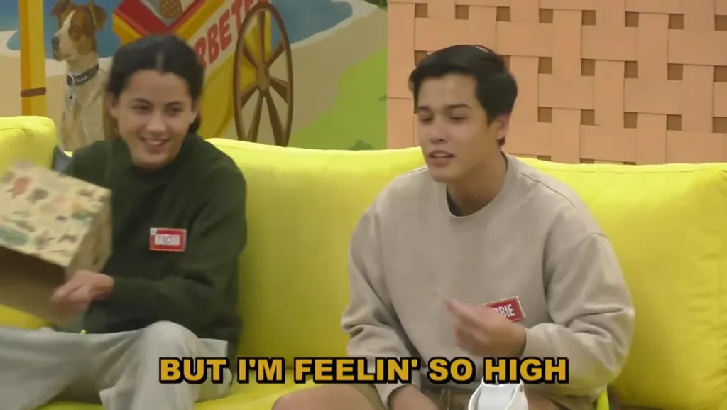 Robbie ng PBB Collab 3.0 na nagfi-freestyle rap habang nakikinig ang mga housemate