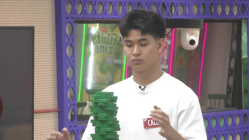 Calix ng PBB Collab 3.0 sa tabi ng tower na binubuo sa weekly task