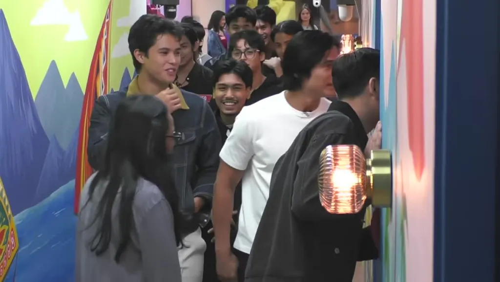 Mga housemate ng PBB Collab 3.0 na inililibot ang mga bisita sa bagong bahay ni Kuya