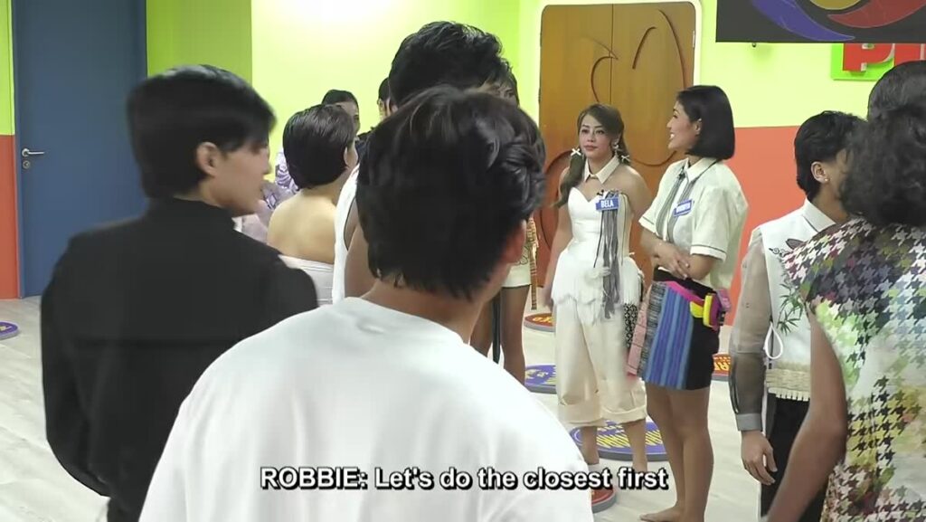 Housemates ng PBB Collab 3.0 na tinitingnan ang big coins sa task room bago magsimula ang first task
