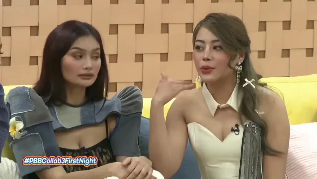 Mga housemate na babae ng PBB Collab 3.0 na nagkukwentuhan sa sofa sa unang gabi