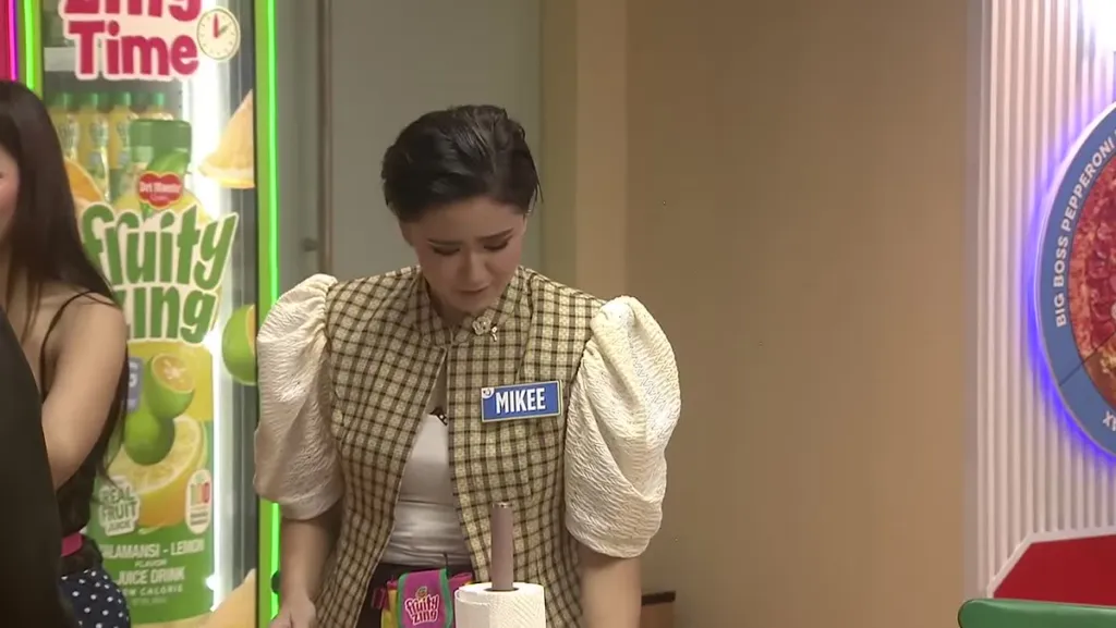 Si Mikee ng PBB Collab 3.0 habang naglilinis pagkatapos ng hapunan