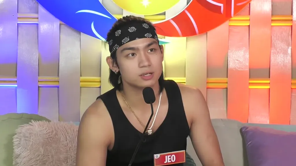 Si Jeo ng PBB Collab 3.0 sa confession room habang ikinukuwento ang hotel-style na pag-aayos ng kama