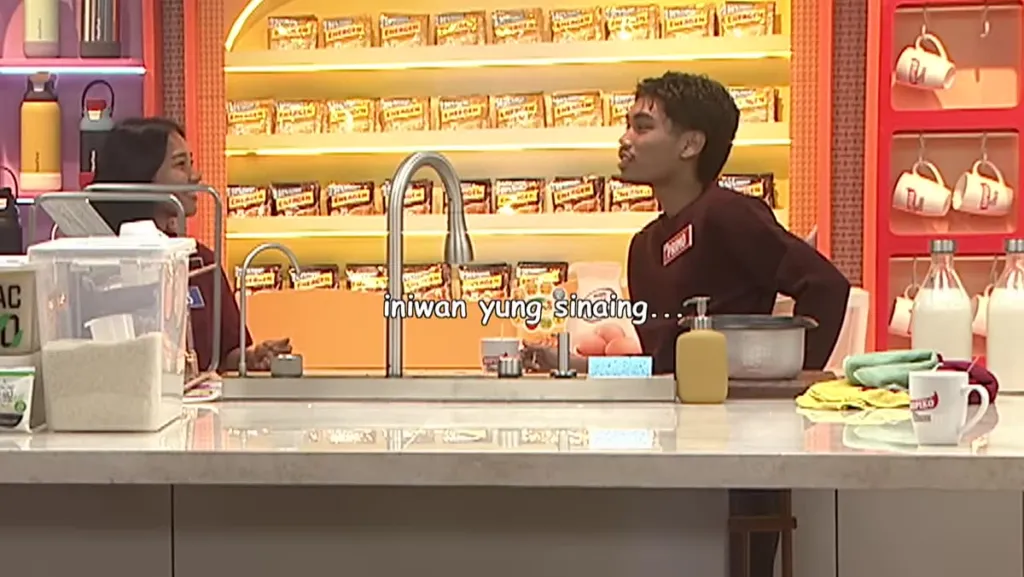 Housemate ng PBB Collab 3.0 sa kusina habang inaalam kung sino ang nakalimot magsaing