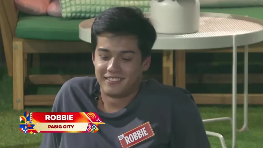 Si Robbie ng PBB Collab 3.0 na nakangiti matapos ang kanyang English rap sa garden