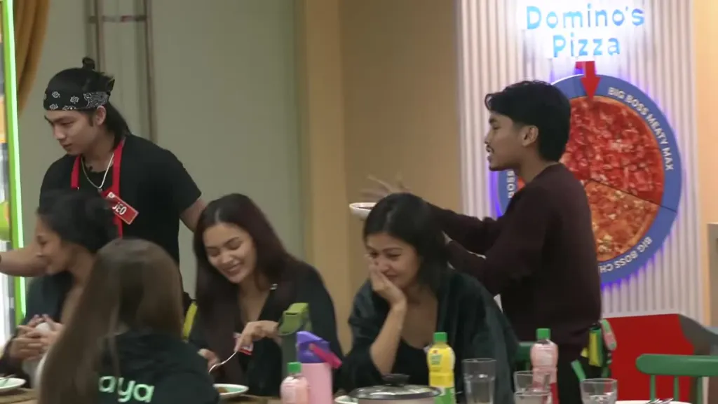 Si Jeo at ang housemates ng PBB Collab 3.0 sa hapunan habang nagse-serve ng sawsawan