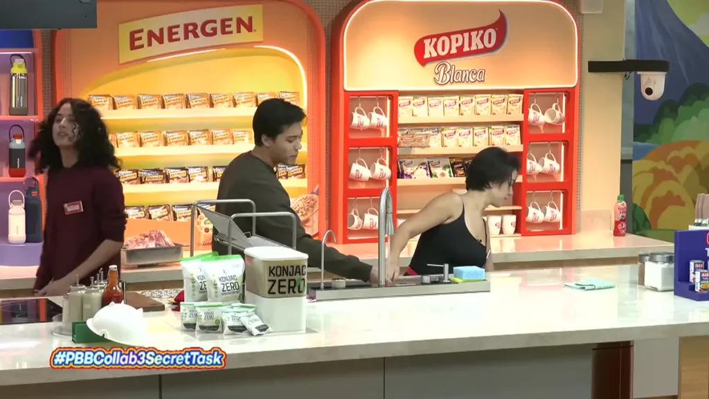 Kusina ng bahay ni Kuya sa PBB Collab 3.0 habang naghahanda ng hapunan ang housemates