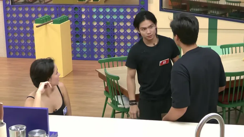 Mga housemate ng PBB Collab 3.0 na nag-uusap sa kusina