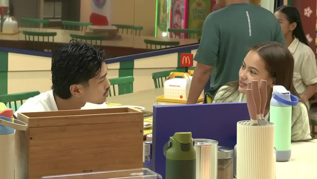 Primo at Nicole ng PBB Collab 3.0 habang nagkukwentuhan sa kusina