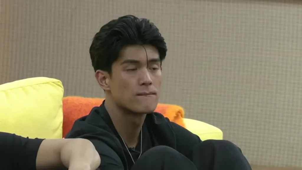 Calix ng PBB Collab 3.0 habang hawak ang unan ng yumao niyang ina sa memory box sharing
