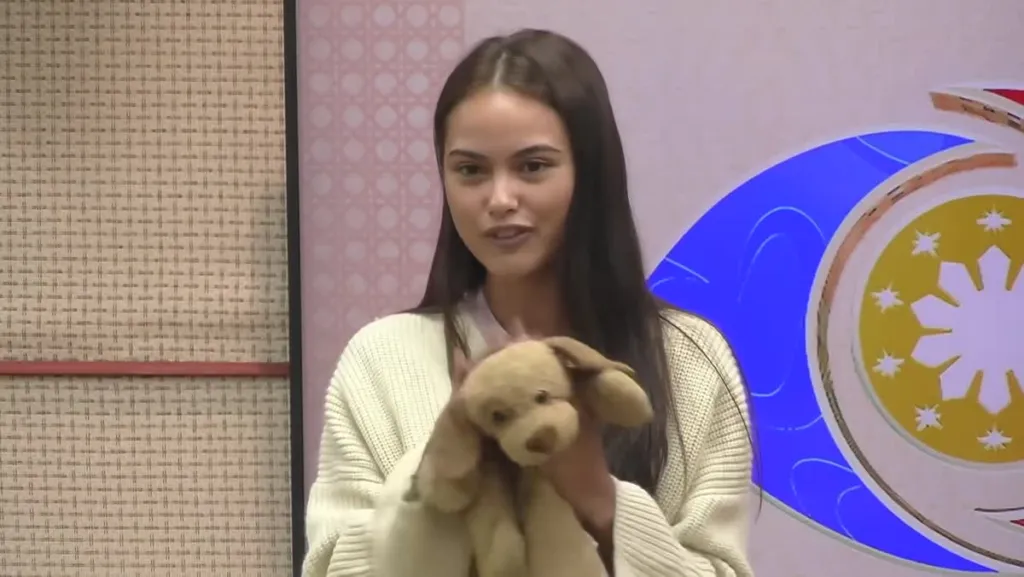 Nicole ng PBB Collab 3.0 na ipinapakita ang teddy bear galing sa lola niya sa England