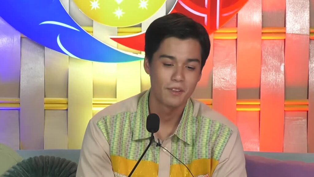 Robbie ng PBB Collab 3.0 sa confession room habang ibinibigay ni Kuya ang ukulele clue