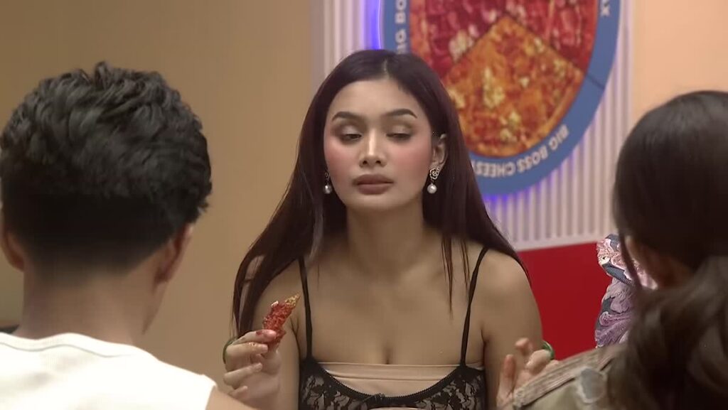 Cianne ng PBB Collab 3.0 habang kumakain at nagkukwento sa unang hapunan