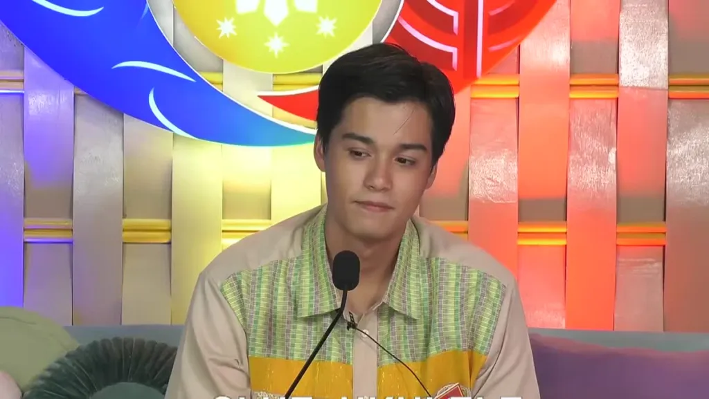 Si Robbie ng PBB Collab 3.0 sa confession room habang ibinibigay ni Kuya ang ukulele clue