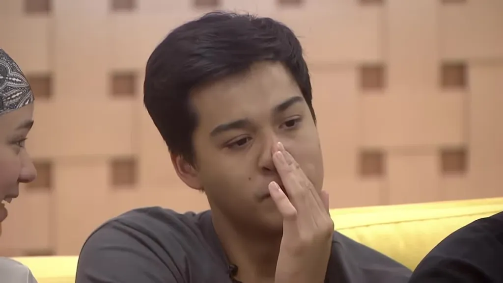 Si Robbie ng PBB Collab 3.0 habang nakikipagkwentuhan kay Mikee tungkol sa pangalan ng kanyang mommy