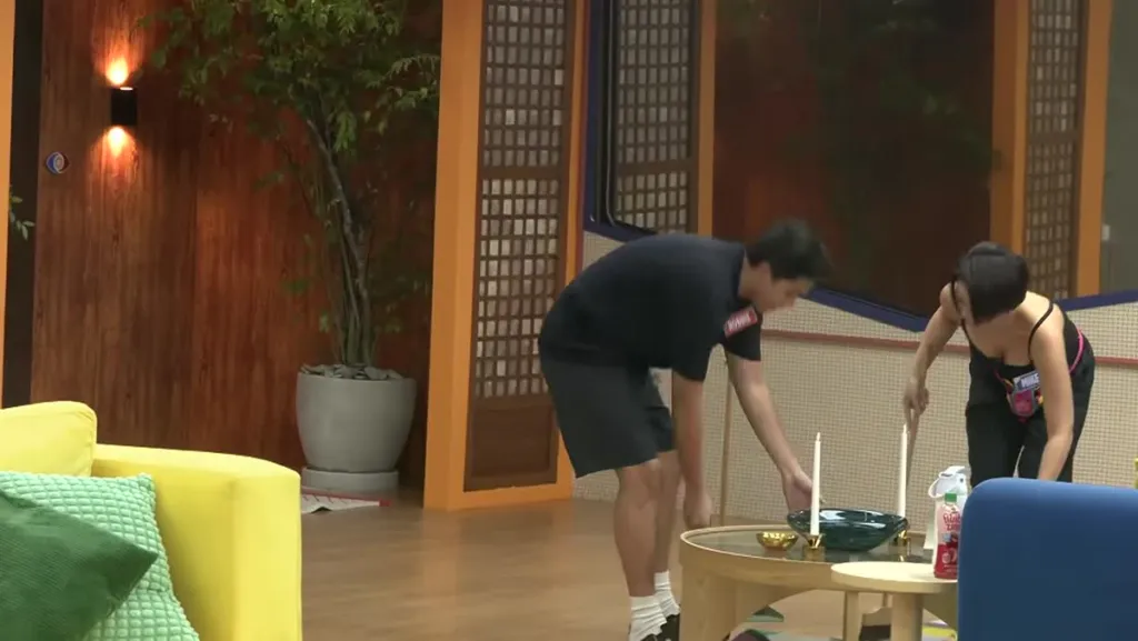 Sina Robbie at Mikee ng PBB Collab 3.0 habang sinisilip ang ilalim ng rug