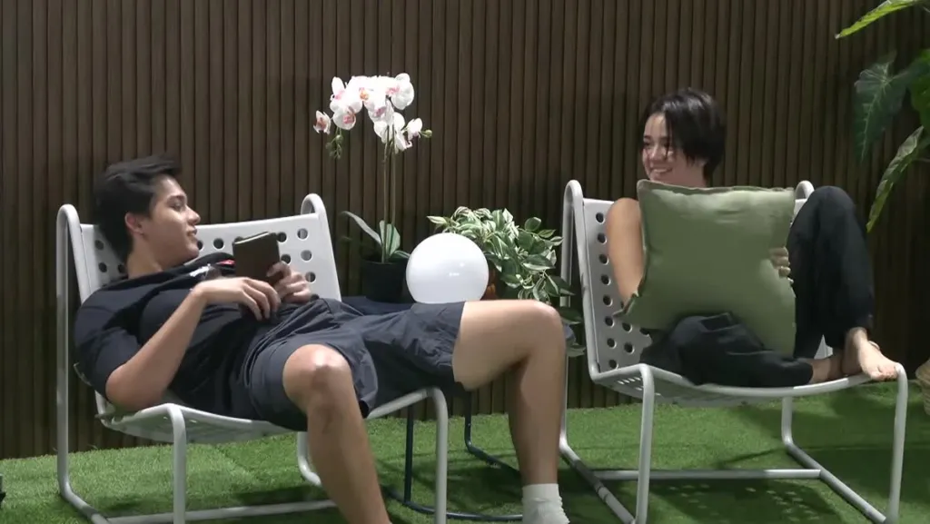 Sina Robbie at Mikee ng PBB Collab 3.0 sa garden habang palihim na binabasa ang task letter