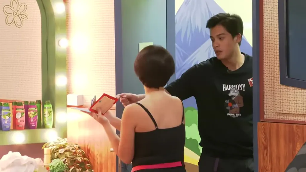 Sina Robbie at Mikee ng PBB Collab 3.0 sa girls' bedroom habang pinag-uusapan ang mini PBB house