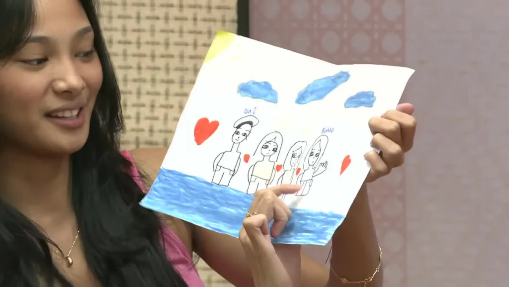 Shea ng PBB Collab 3.0 na ipinapakita ang drawing ng kanyang bunsong kapatid na si Athina