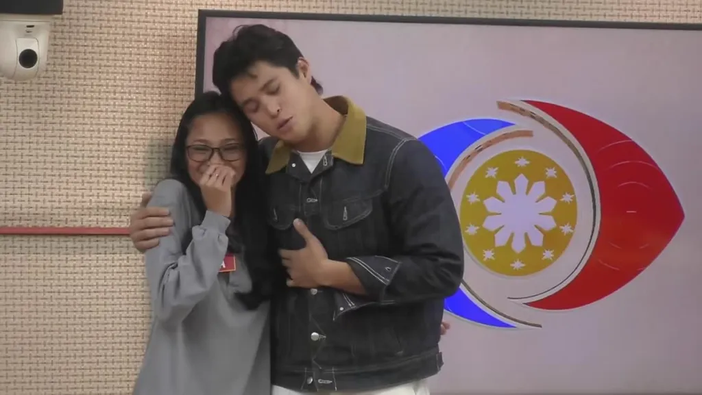 Si Kyle Echarri na kinakantahan at inaakbayan si Shea ng PBB Collab 3.0
