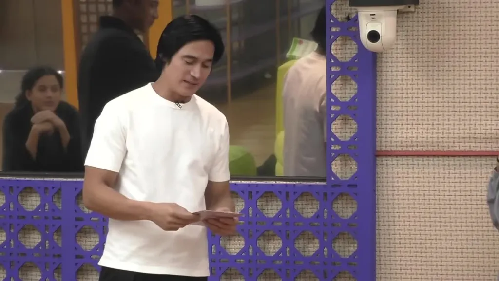 Si Piolo Pascual habang dala ang card para kay Shea ng PBB Collab 3.0